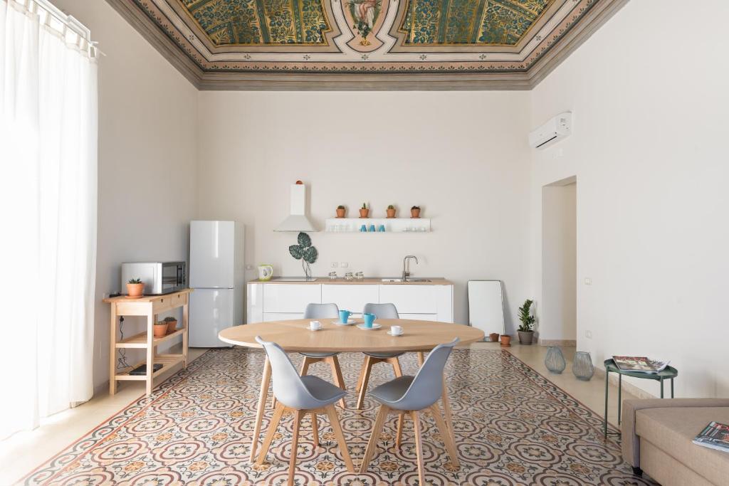 cocina con mesa y sillas en una habitación en Darsena Apartments by Wonderful Italy, en Siracusa