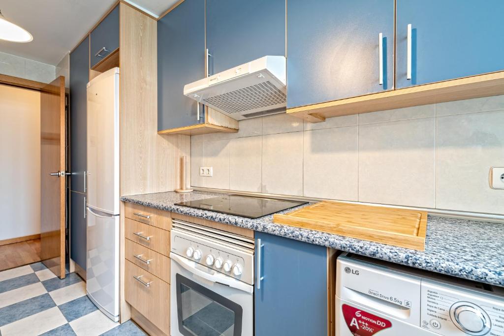 Kuchyňa alebo kuchynka v ubytovaní Cálido apartamento con piscina en Barcelona