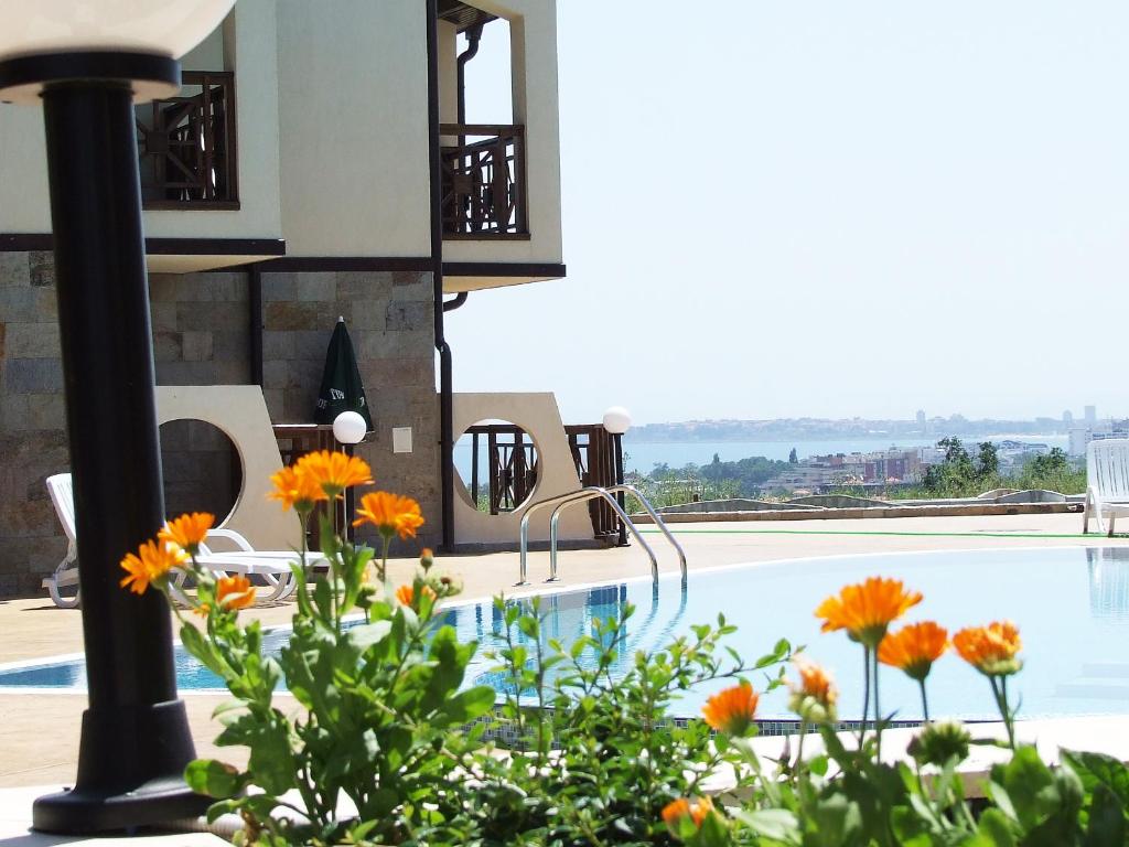 サニービーチにあるImperial Heights Villasのオレンジの花が咲くスイミングプールの景色を望めます。