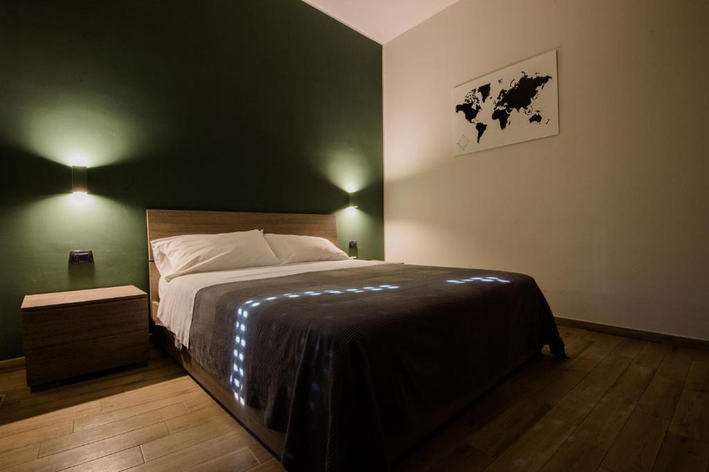 a bedroom with a bed and a green wall at Interno 10 Cavour in Naples
