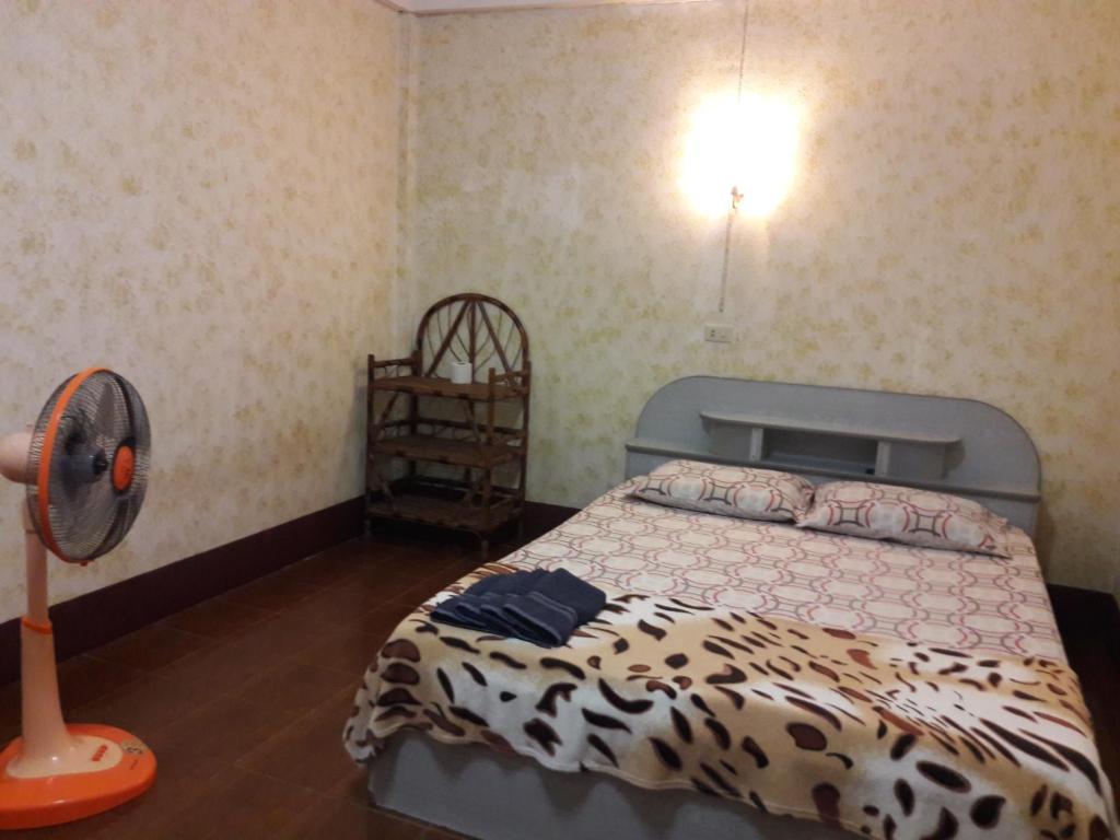 JP hometel - Double Room With Fan And Shared Bathroom