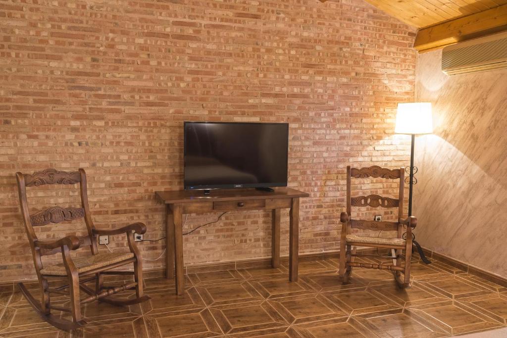 Televízia a/alebo spoločenská miestnosť v ubytovaní Hotel-Restaurante La Sima