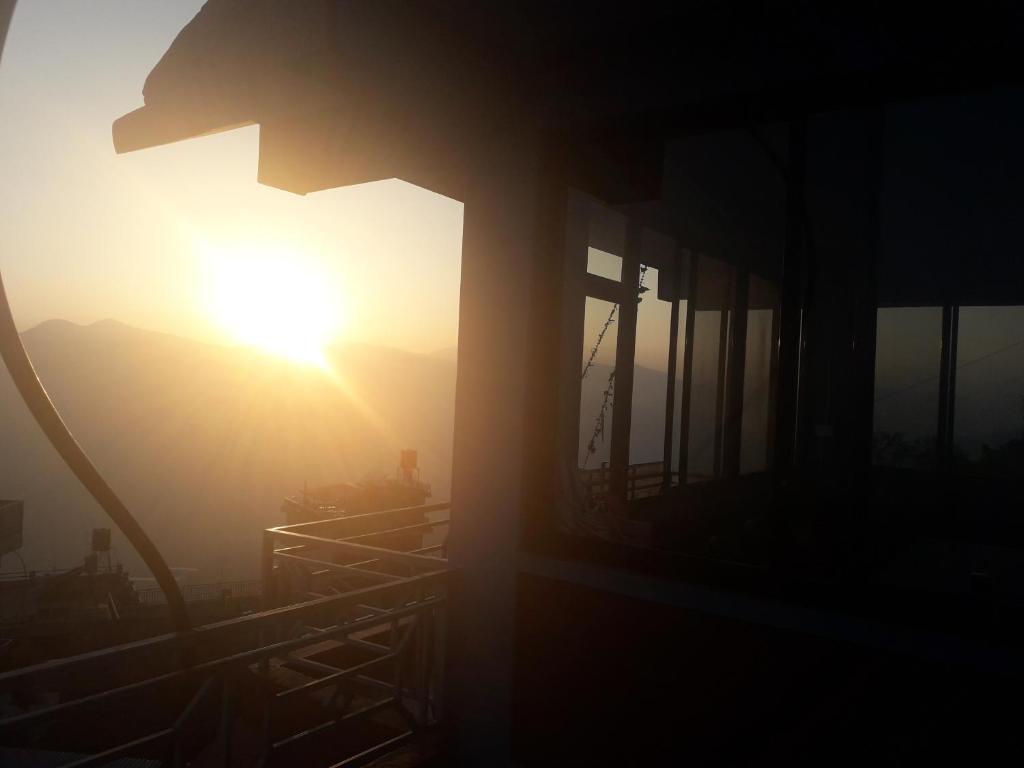 Východ nebo západ slunce při pohledu z hotelu nebo okolí