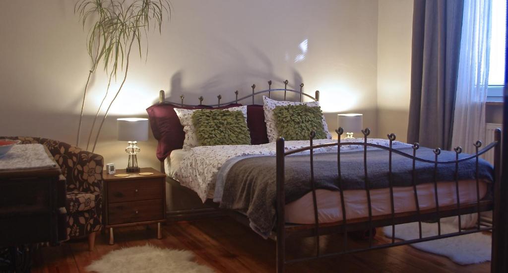 Säng eller sängar i ett rum på Cherry Tree Guest House