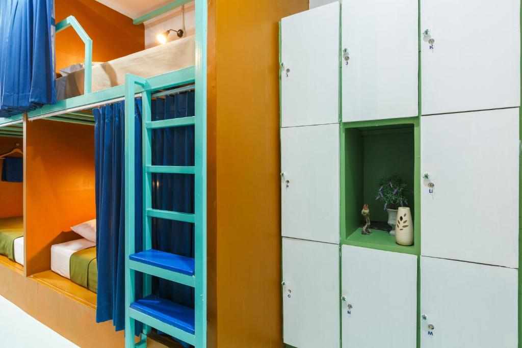 Palanda nebo palandy na pokoji v ubytování Aekkeko hostel