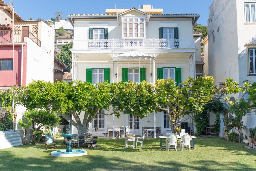 A garden outside Villa Amalia Suites Malaga