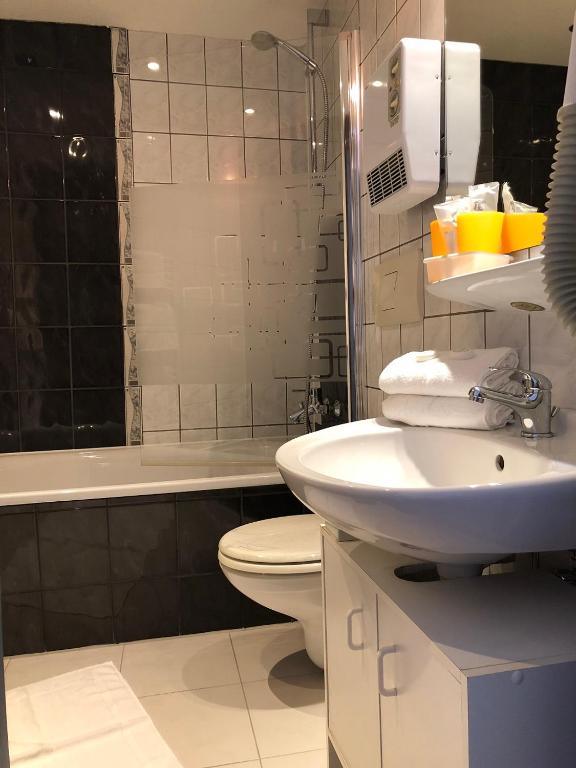 Koupelna v ubytování Hotel Goldenes Lamm