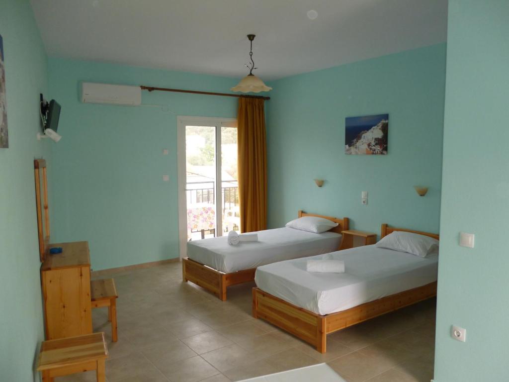 Llit o llits en una habitació de Alexandros Guest House