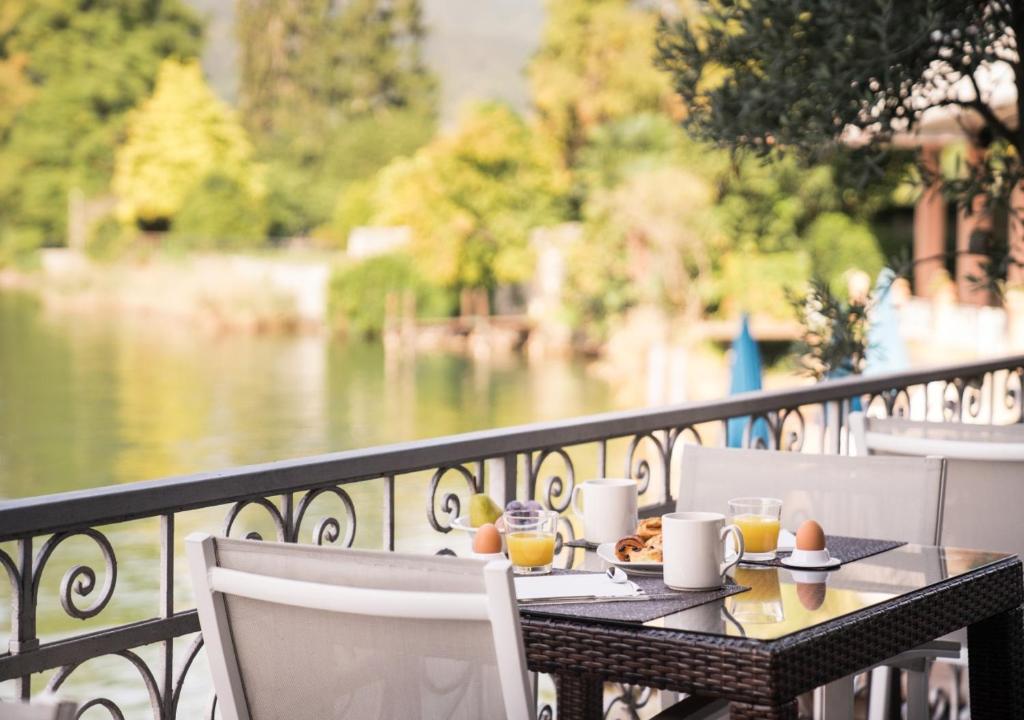 Výhled na řeku, která protéká v blízkosti hotelu