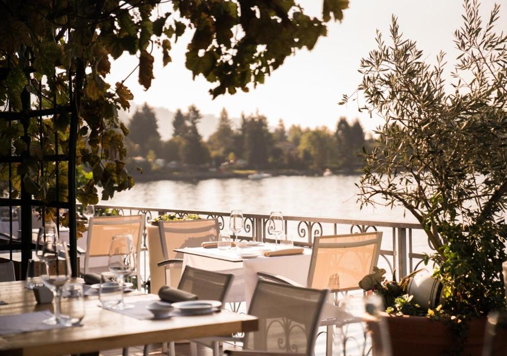 Výhled na řeku, která protéká v blízkosti hotelu