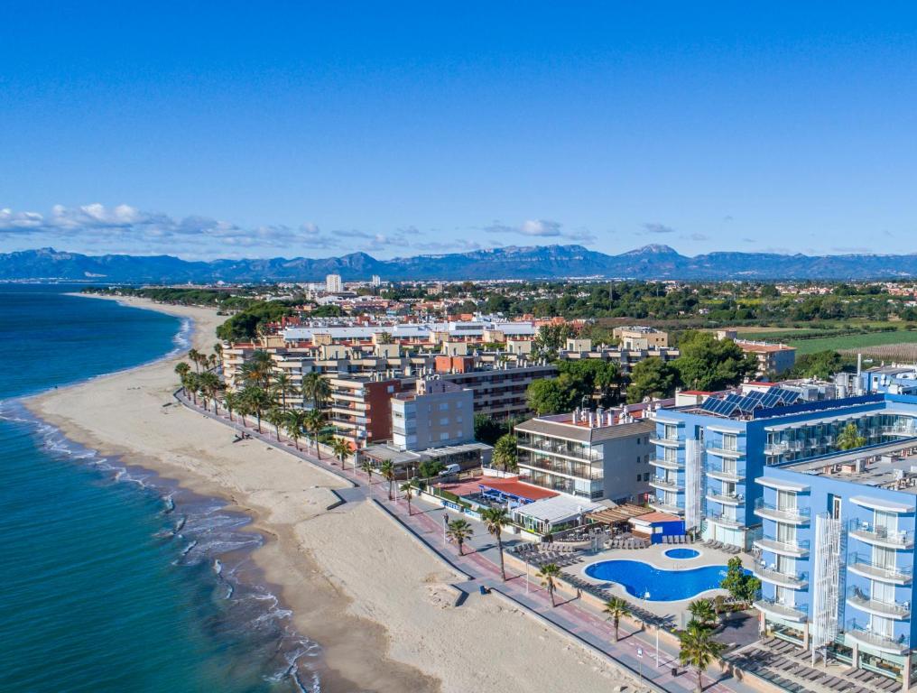 vistas aéreas a la playa y a los edificios en Apartamentos Turísticos Augustus, en Cambrils