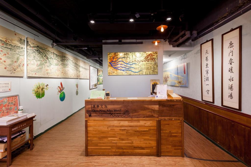 ein Museumszimmer mit Gemälden an den Wänden in der Unterkunft DongNing Atlas Hotel in Tainan