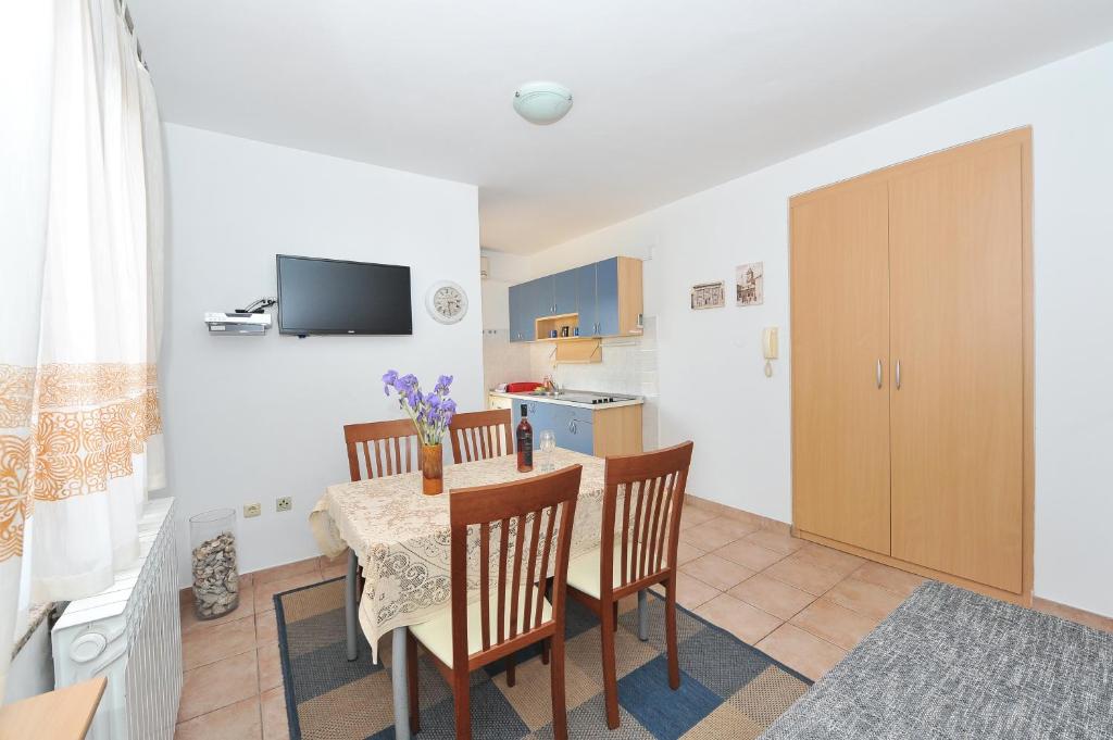 Televízia a/alebo spoločenská miestnosť v ubytovaní Guesthouse Barić