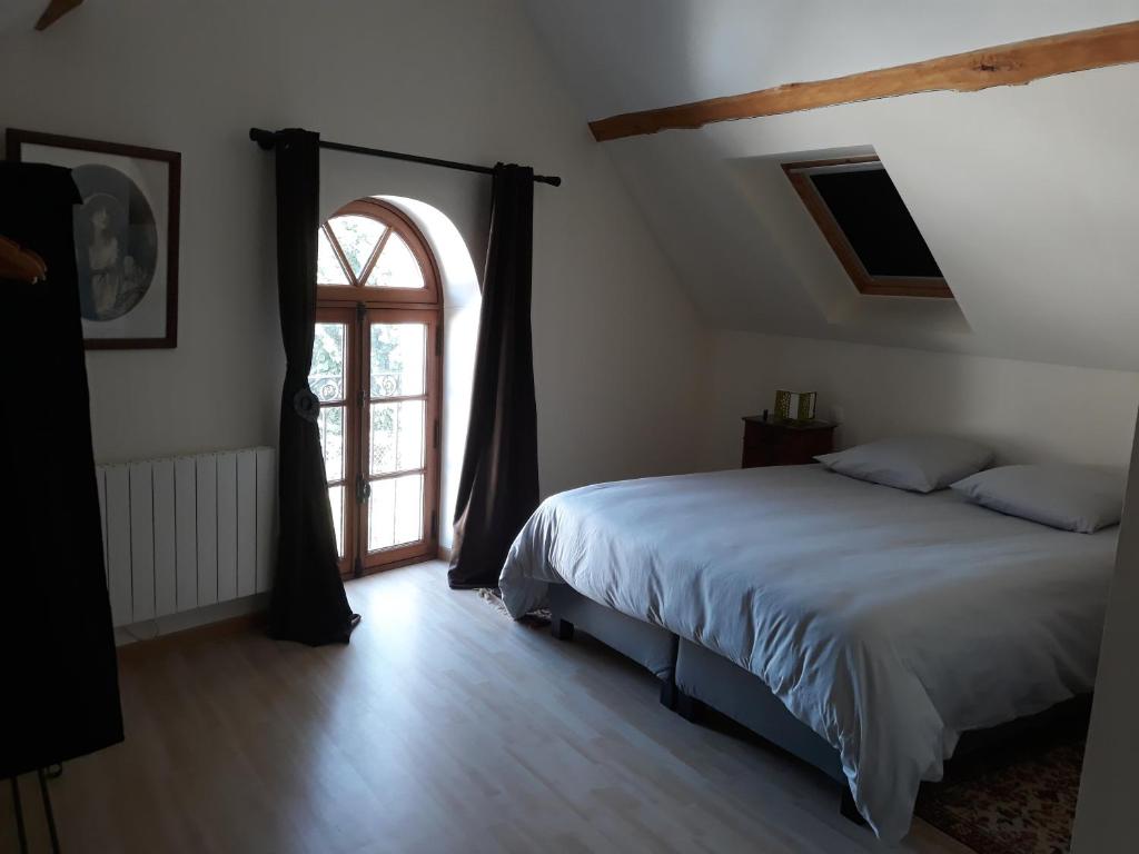 a bedroom with a bed and an open window at Gite La Vigneronne en Touraine in Saint-Georges-sur-Cher