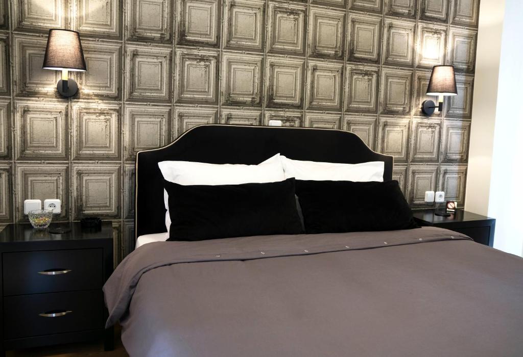 アテネにあるAthens Edition 2.0のベッドルーム1室(ベッド1台、ナイトスタンド2台、ランプ2つ付)