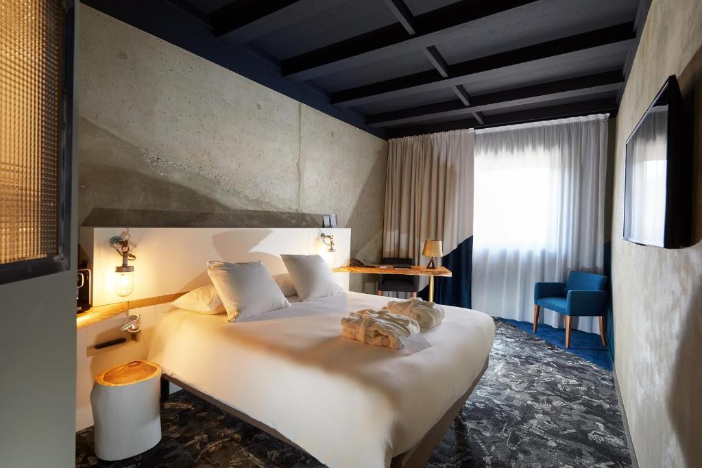 um quarto de hotel com uma cama grande num quarto em Best Western Plus Clos Syrah em Valence