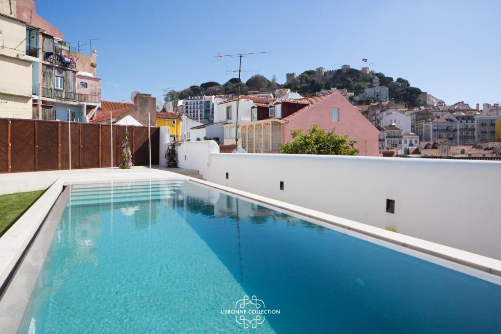 リスボンにあるDesigner´s Apartment with Parking and swimming pool 58 by Lisbonne Collectionの屋根スイミングプール
