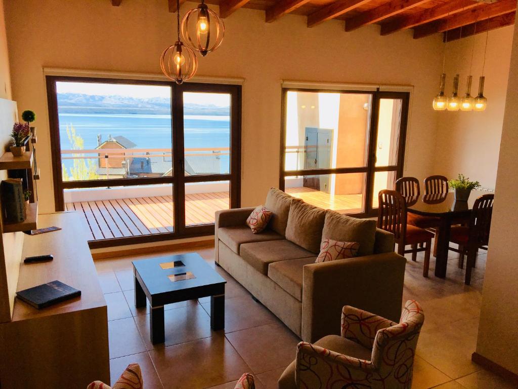 sala de estar con sofá y vistas al océano en Balcones al Nahuel II en San Carlos de Bariloche