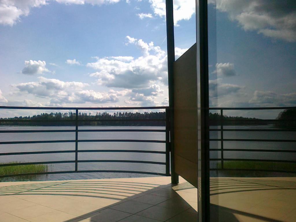 una vista de un cuerpo de agua desde un edificio en Gościniec Rospuda 2, en Augustów