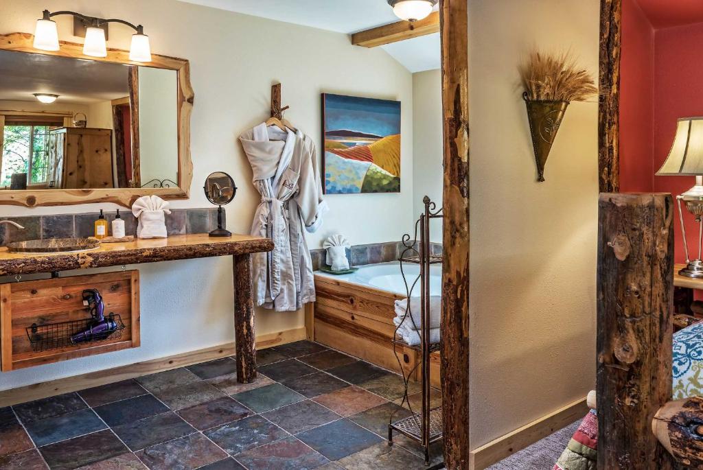 Postel nebo postele na pokoji v ubytování Carson Ridge Luxury Cabins