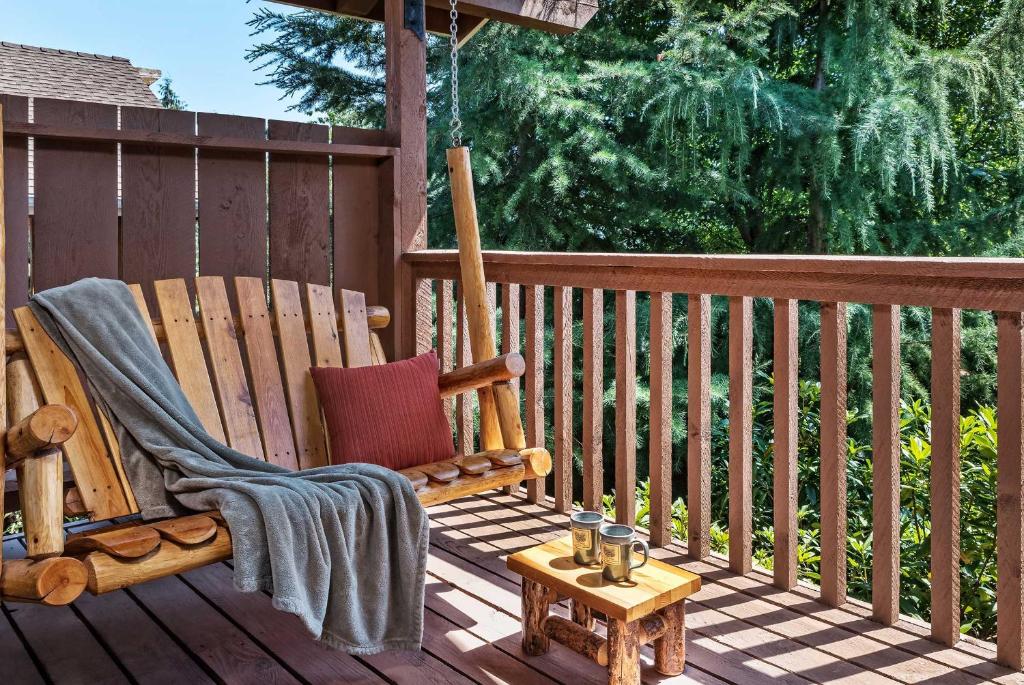 Balkón nebo terasa v ubytování Carson Ridge Luxury Cabins