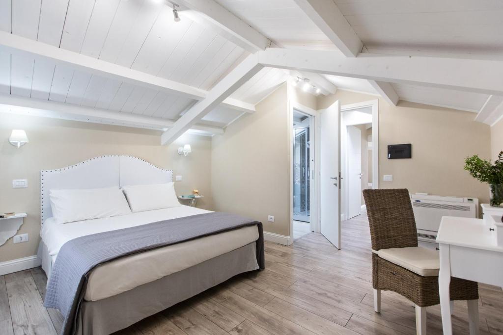una camera con letto, tavolo e sedie di White House a Cagliari