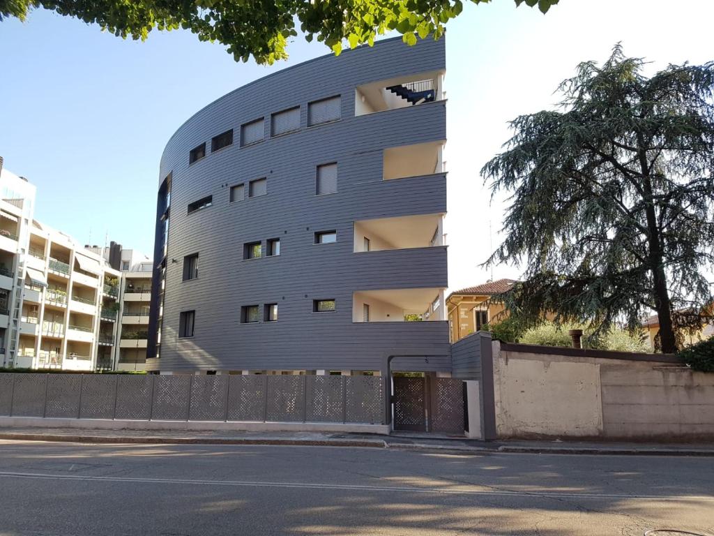 een rond gebouw met een hek ervoor bij Green House 71 in Verona