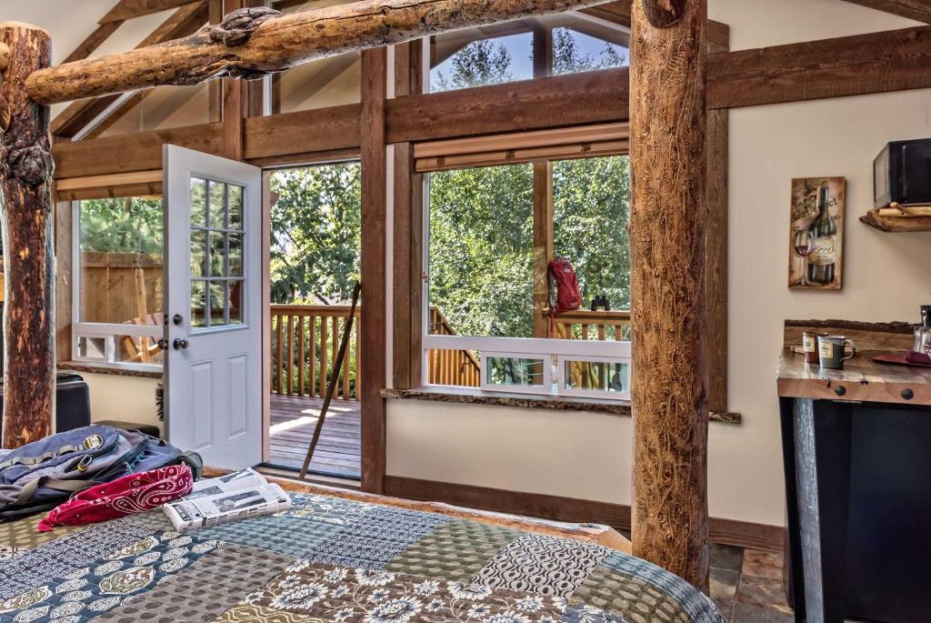 TV a/nebo společenská místnost v ubytování Carson Ridge Luxury Cabins