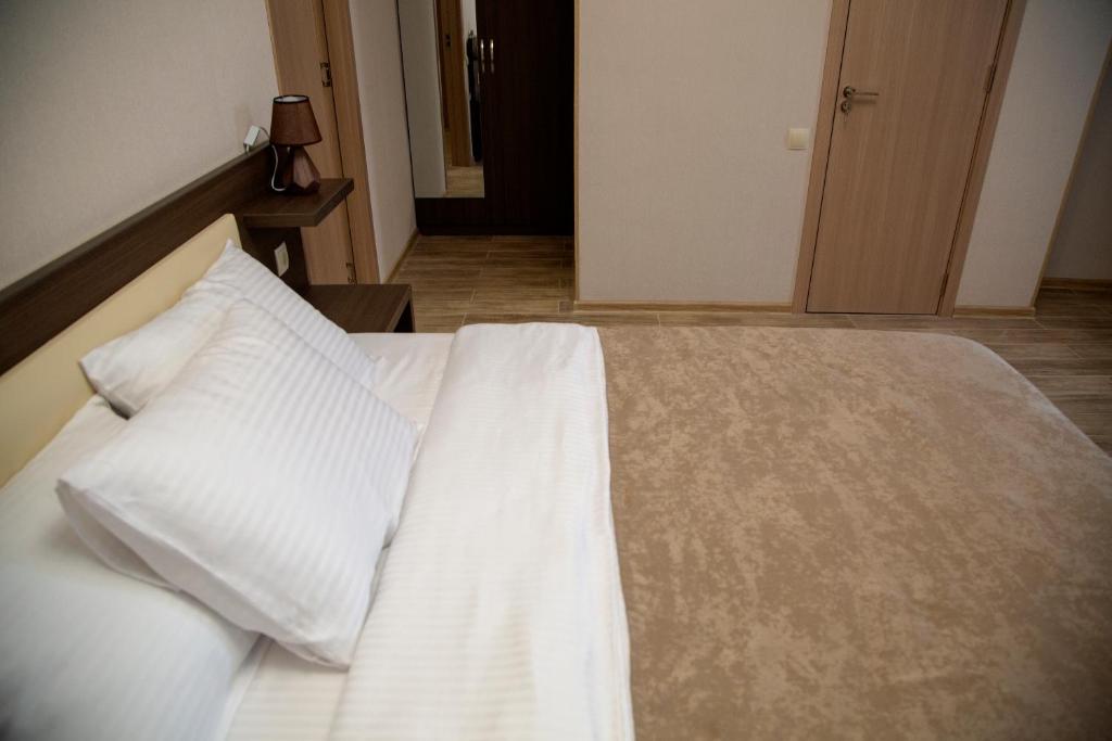 Postel nebo postele na pokoji v ubytování Family Hotel Triston