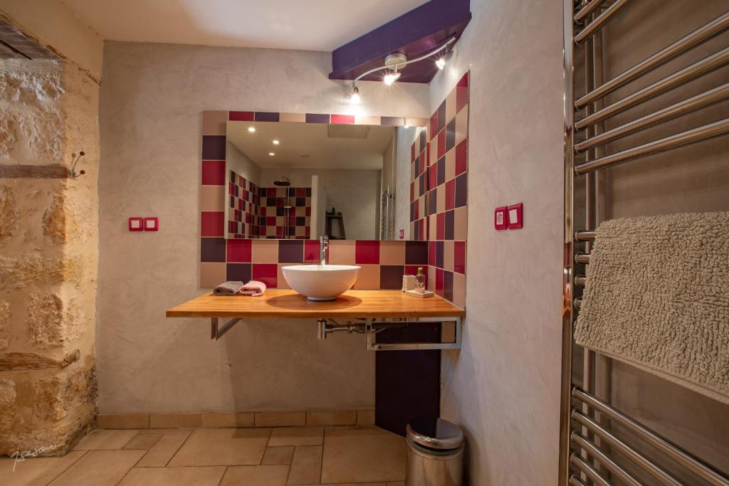 a bathroom with a sink and a mirror at La Métairie du Clos Saint Louis in Montréal