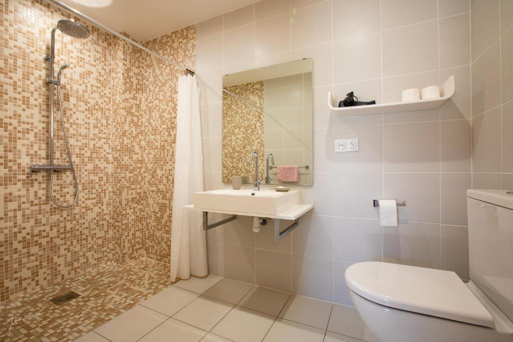 a bathroom with a shower and a toilet and a sink at La Métairie du Clos Saint Louis in Montréal