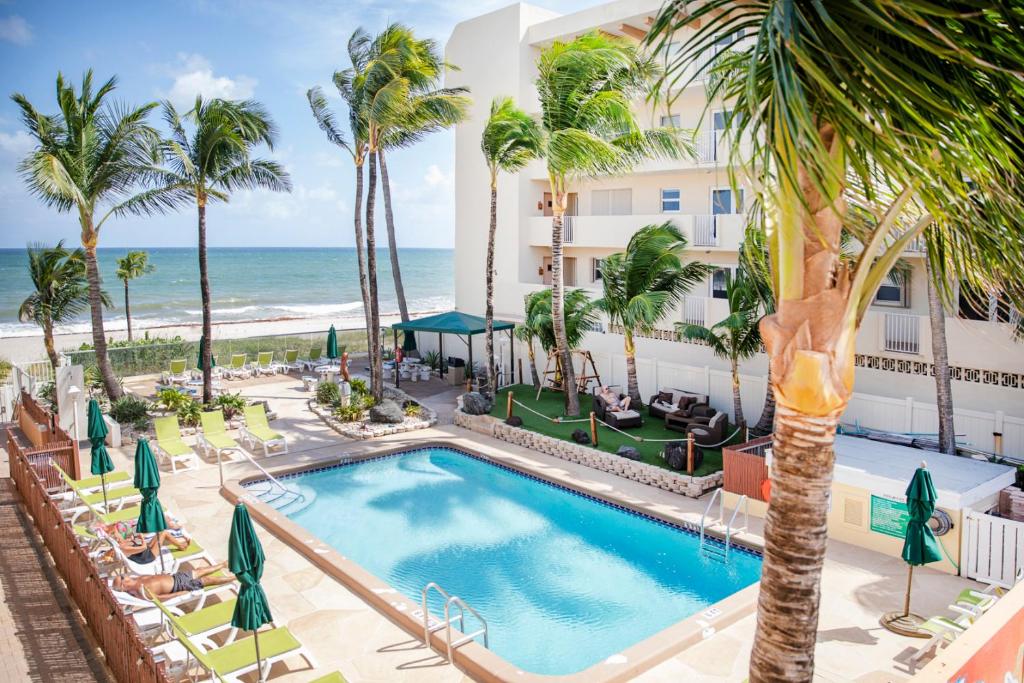 una vista sulla piscina e sulla spiaggia del resort di Windjammer Resort and Beach Club a Fort Lauderdale