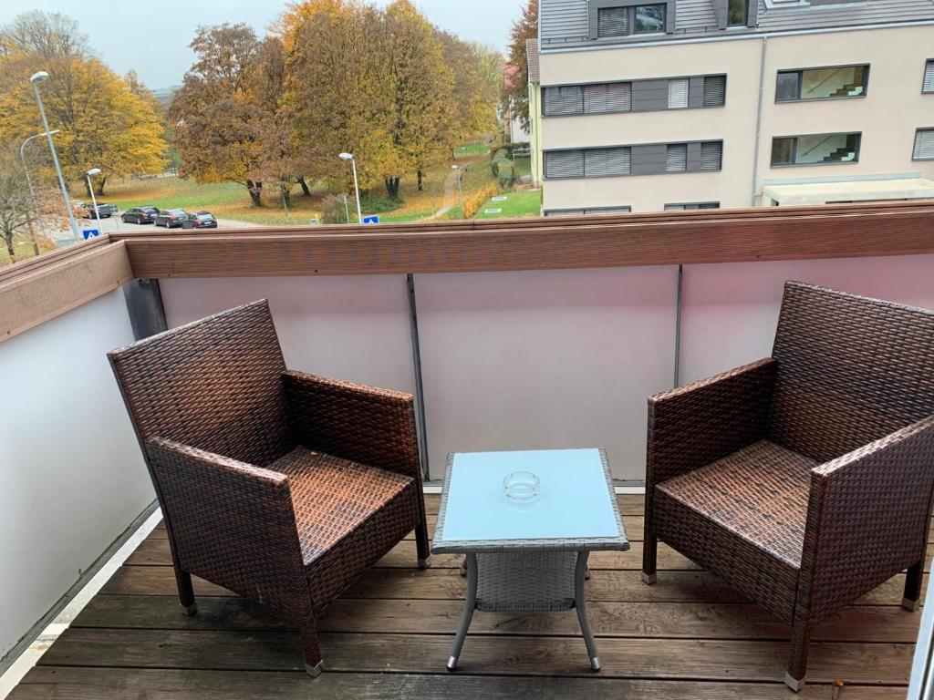 2 Stühle und ein Tisch auf dem Balkon in der Unterkunft Zentrales WG-Zimmer 1 Ravensburg, Balkon, Kamin in Ravensburg