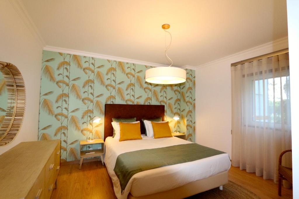 ヴィラモウラにあるIndico 154 - Clever Detailsのベッドルーム1室(黄色い枕のベッド1台付)