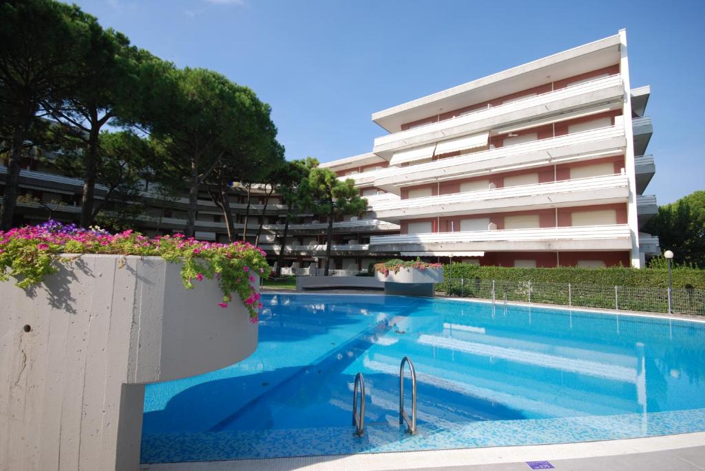 basen przed budynkiem w obiekcie Residenza La Meridiana w Lignano Sabbiadoro