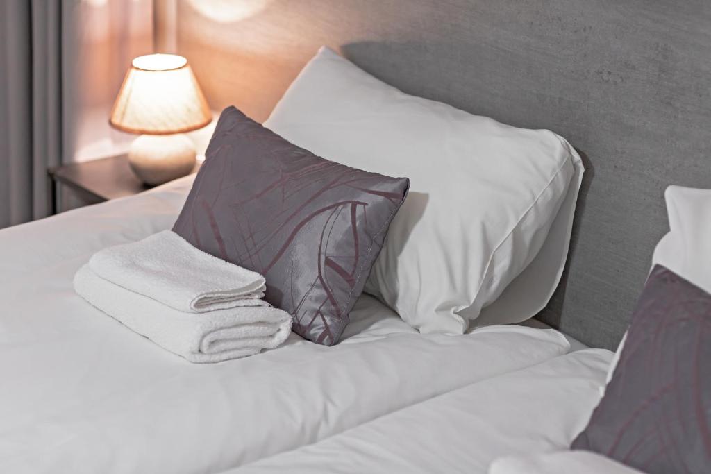 Ένα ή περισσότερα κρεβάτια σε δωμάτιο στο HappyInn Rooms