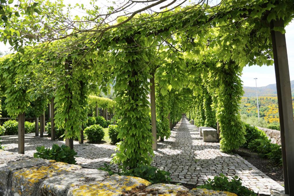 Um jardim no exterior de INATEL Linhares da Beira Hotel Rural