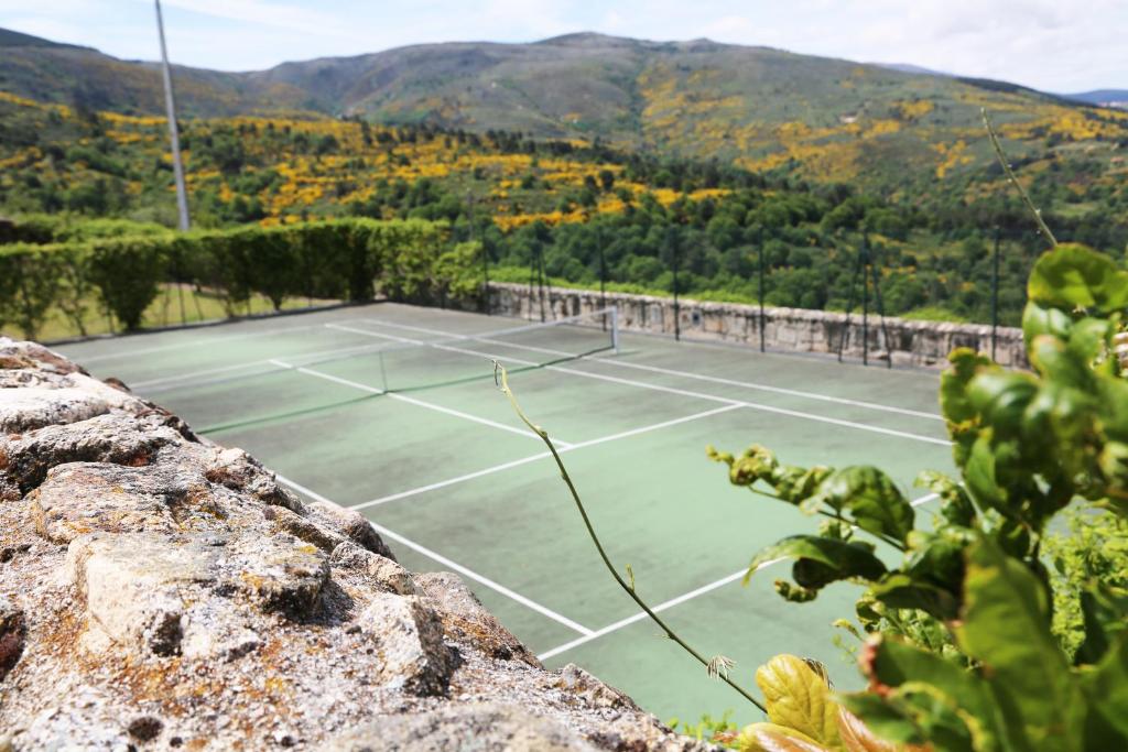 Comodidades para jogar tnis e squash em INATEL Linhares da Beira Hotel Rural ou nas proximidades