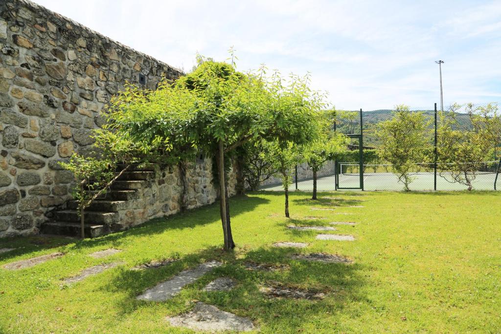 Um jardim no exterior de INATEL Linhares da Beira Hotel Rural