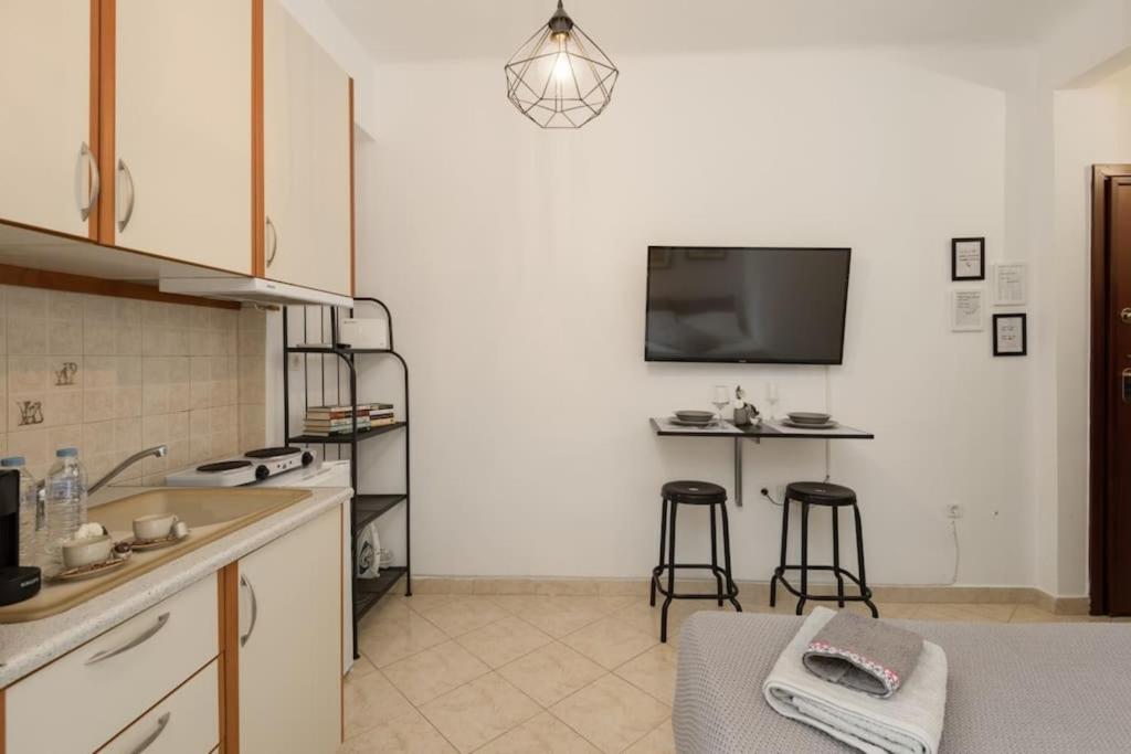 Kuchyňa alebo kuchynka v ubytovaní Central Studio! Fiber WiFi, AC, Private, Self Check-in!