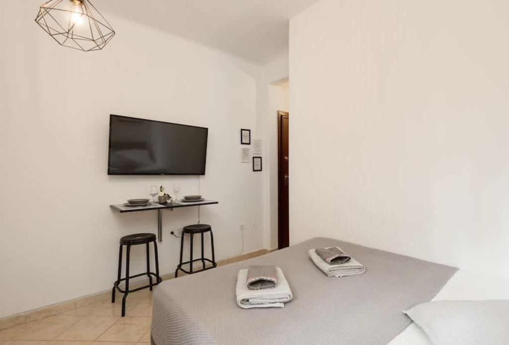 Televízia a/alebo spoločenská miestnosť v ubytovaní Central Studio! Fiber WiFi, AC, Private, Self Check-in!
