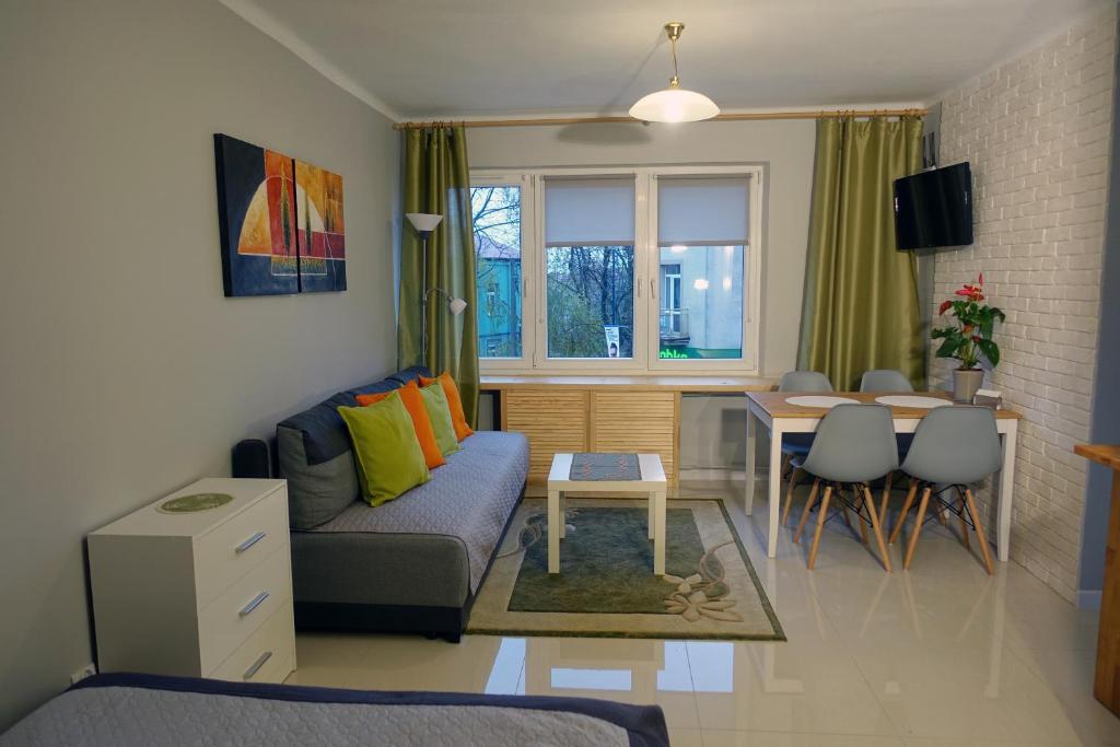 Televízia a/alebo spoločenská miestnosť v ubytovaní Apartament pod Jasną Górą