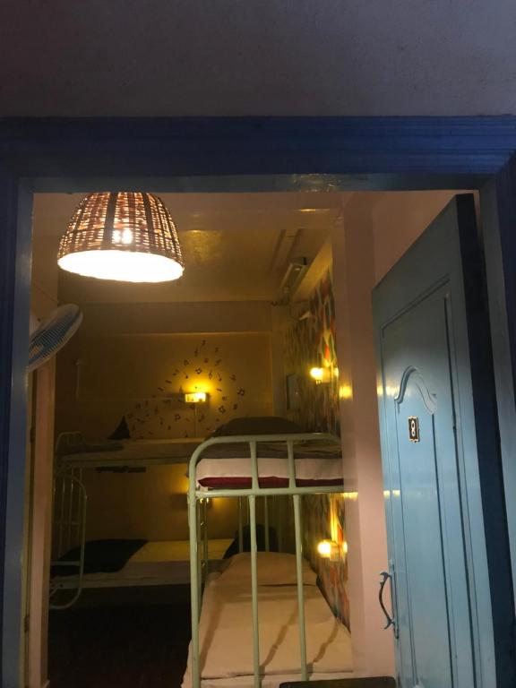 Postel nebo postele na pokoji v ubytování The Little Blue Window Hostel