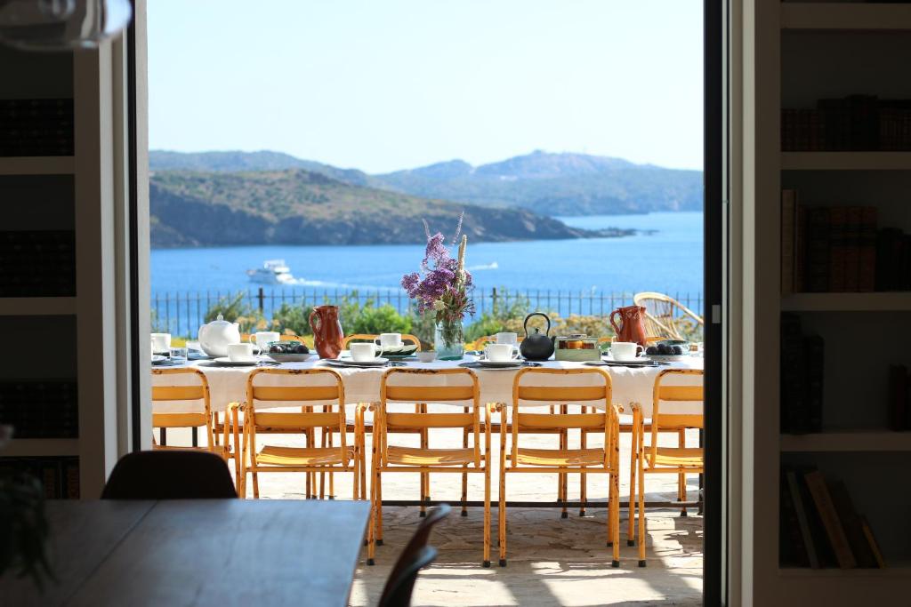 a dining room table with a view of the water at Casa del Capitan in Cadaqués