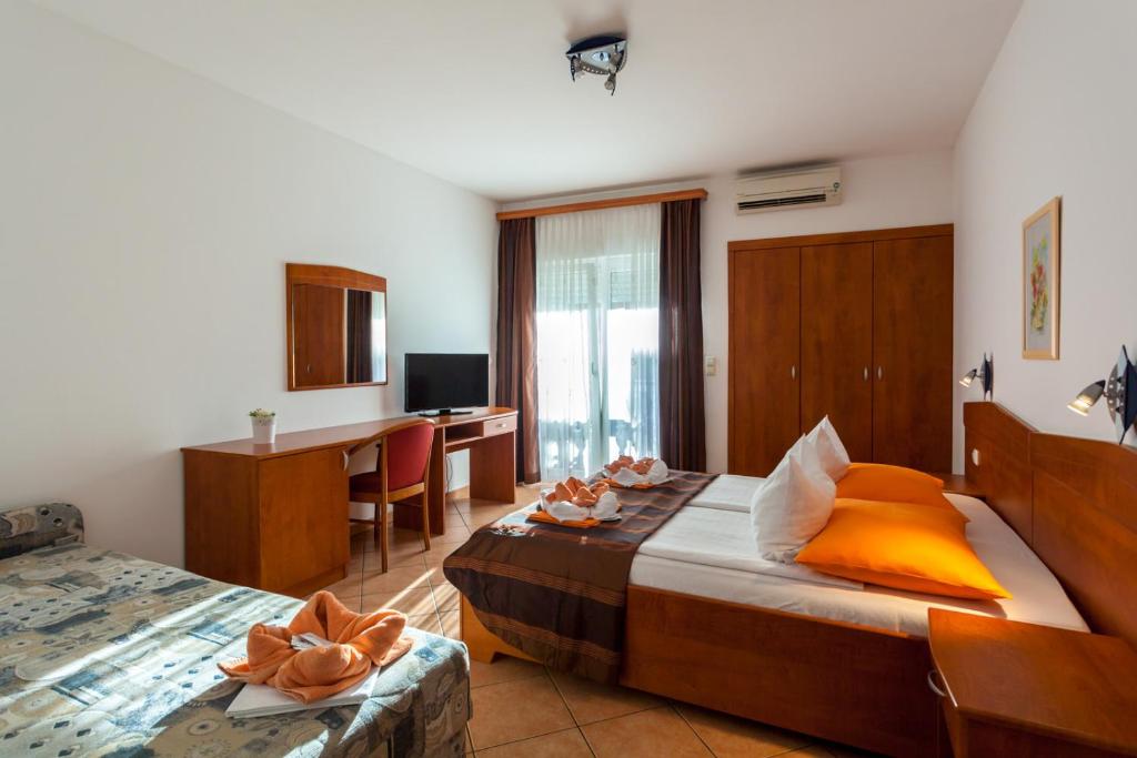 TV a/nebo společenská místnost v ubytování Guesthouse Villa Adria