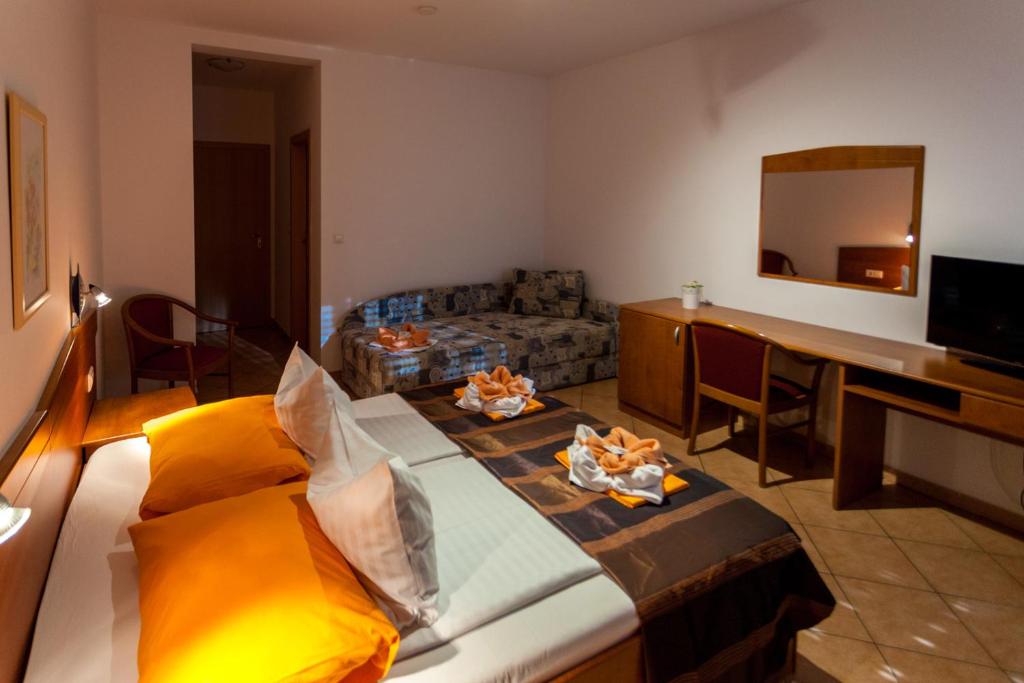 TV a/nebo společenská místnost v ubytování Guesthouse Villa Adria