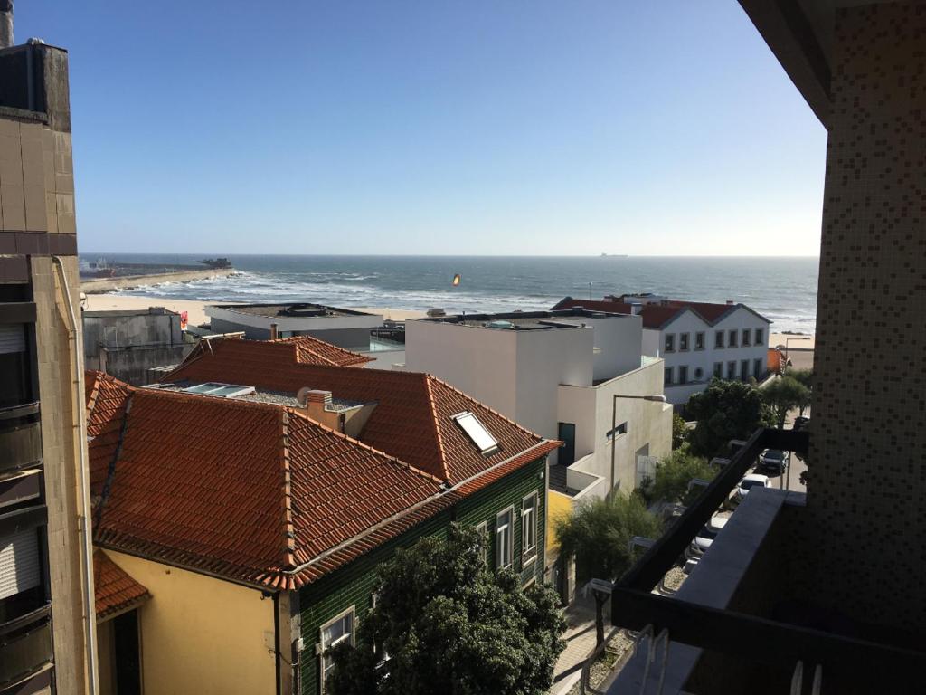Leça Beach Flat ** Amazing Views ** Porto في ليكا دا بالميرا: منظر المحيط من المبنى