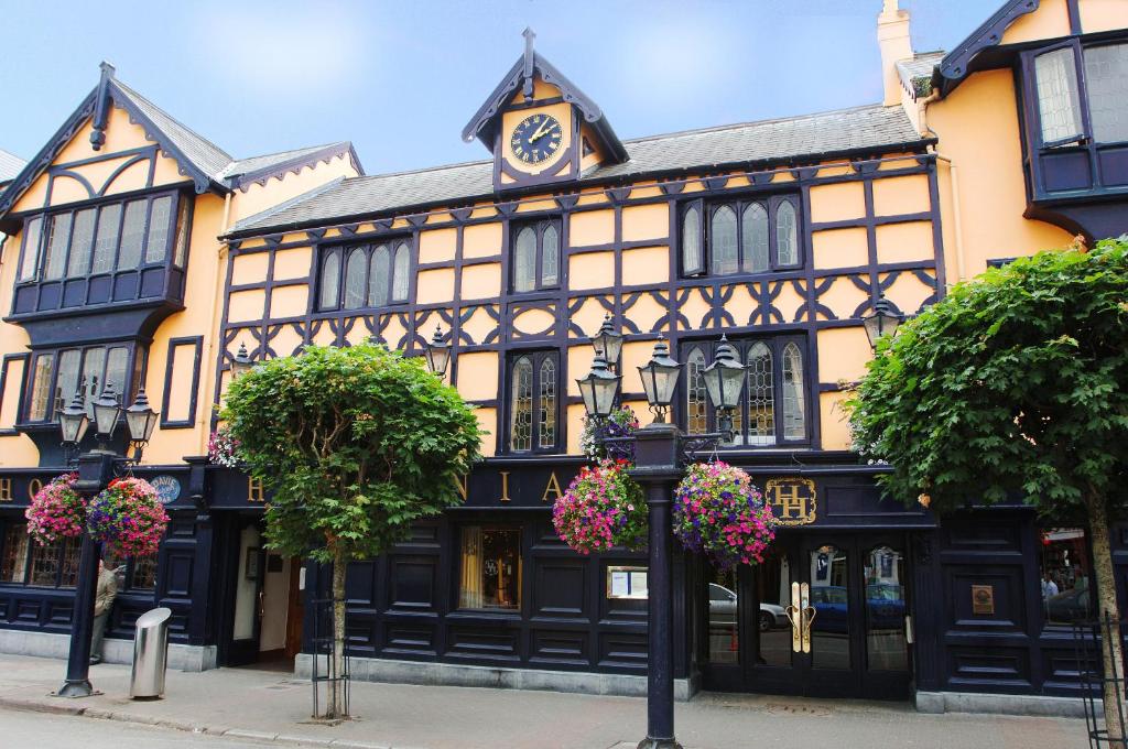 un bâtiment avec une tour d'horloge en haut dans l'établissement Hibernian Hotel & Leisure Centre, à Mallow