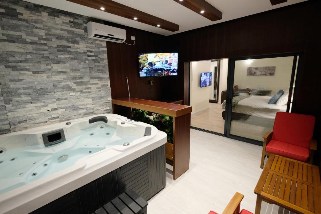 TV a/nebo společenská místnost v ubytování Tantur Hills Hotel - Jerusalem