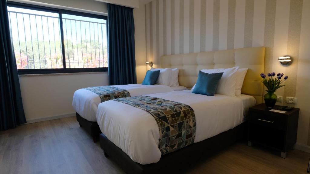 Postel nebo postele na pokoji v ubytování Tantur Hills Hotel - Jerusalem